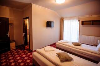 Отель Hotel Aries Выртоп Двухместный номер Делюкс с 1 кроватью или 2 отдельными кроватями и балконом-1